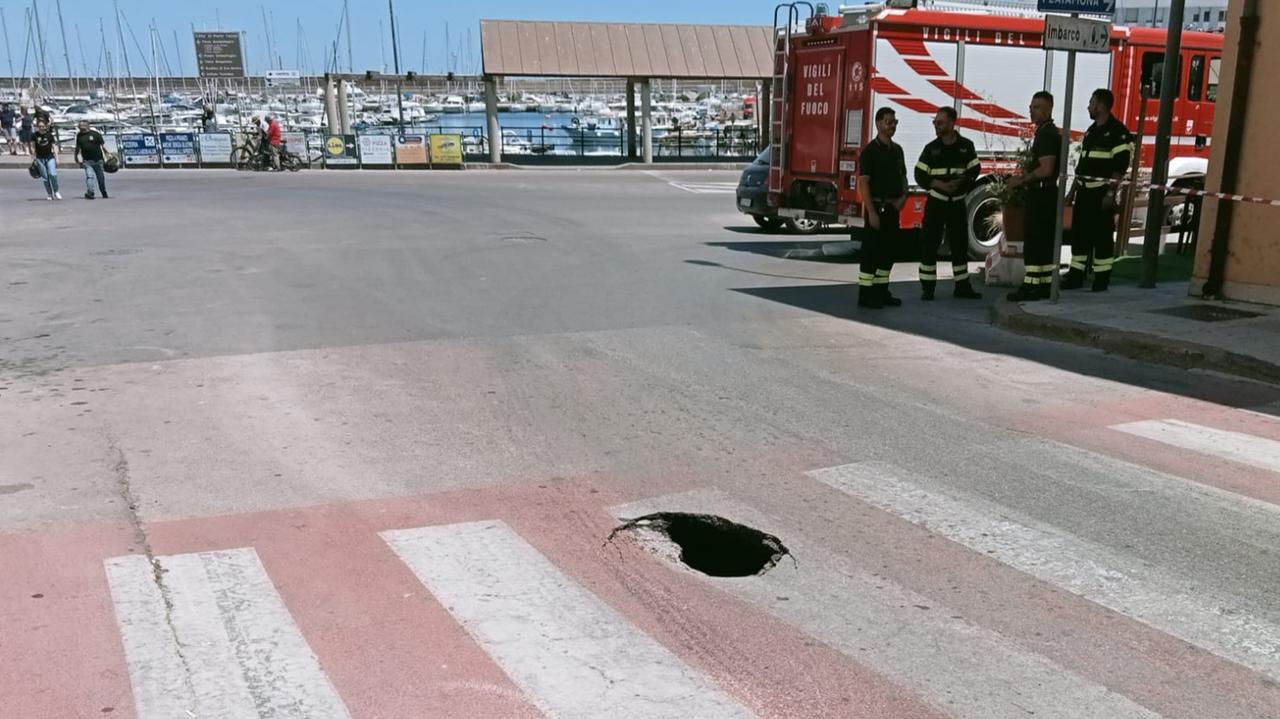 Porto Torres, cede l’asfalto e si apre una voragine