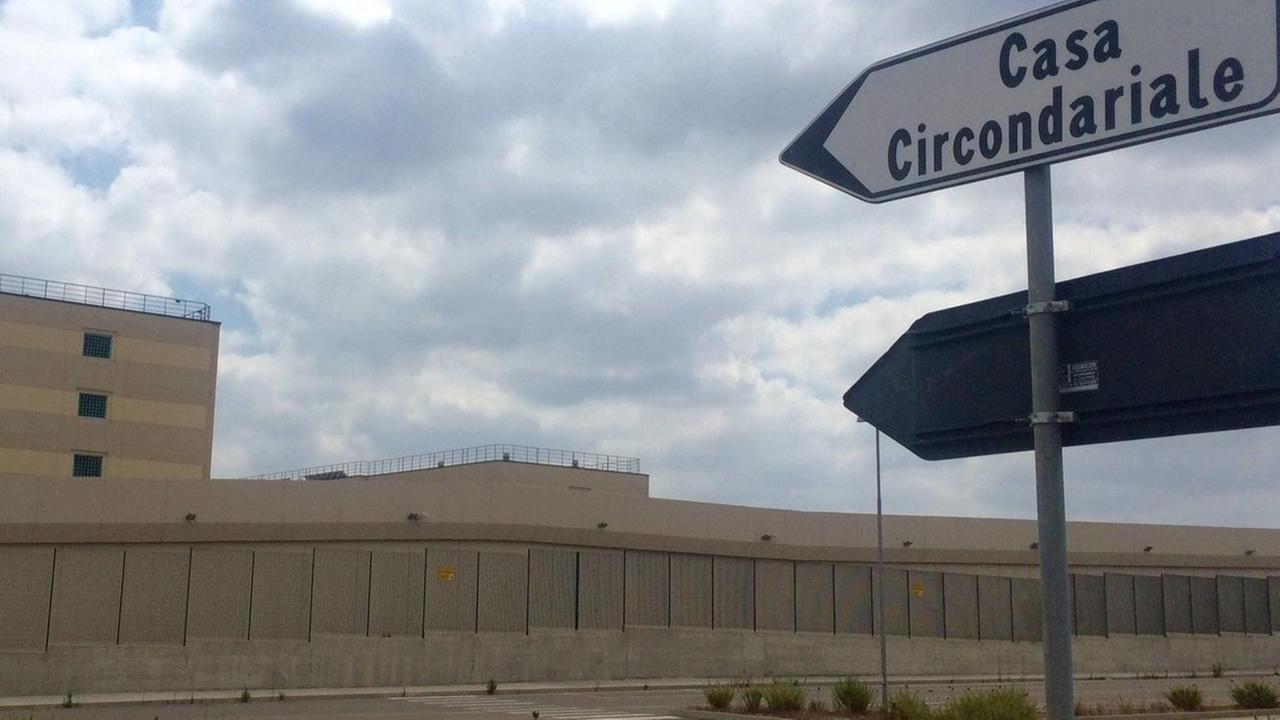 Violenta lite tra detenuti a Bancali, lanciate anche bombolette incendiarie