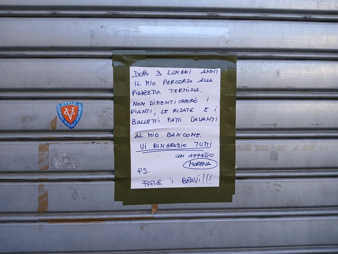 
	Il cartello affisso sul bandone del bar di piazza Buonamici

