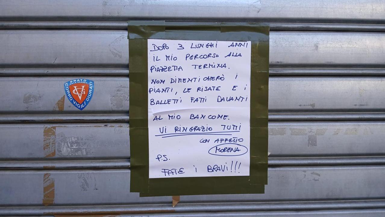 Il cartello affisso sul bandone del bar di piazza Buonamici