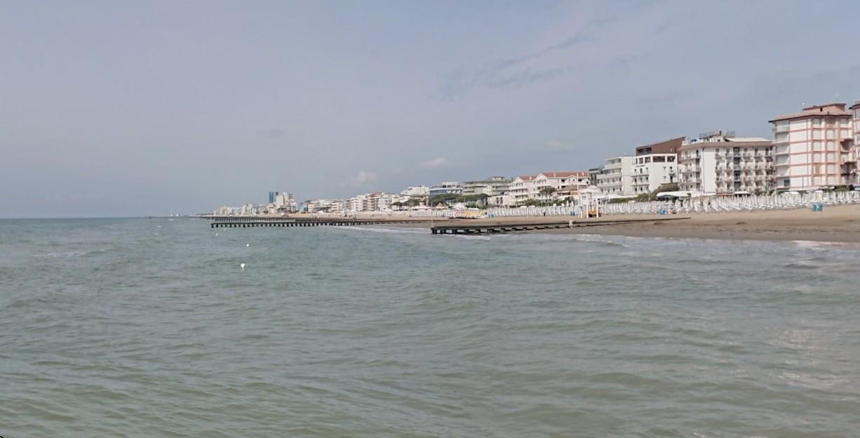 Si tuffa dal pontile nonostante il divieto, 17enne rischia di restare paralizzato