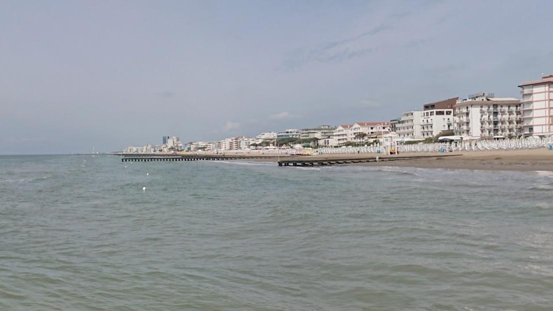 Si tuffa dal pontile nonostante il divieto, 17enne rischia di restare paralizzato