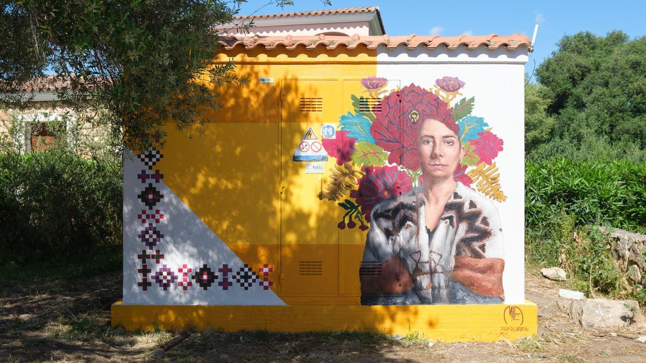 Le cabine elettriche diventano opere d’arte: l’inaugurazione a San Teodoro