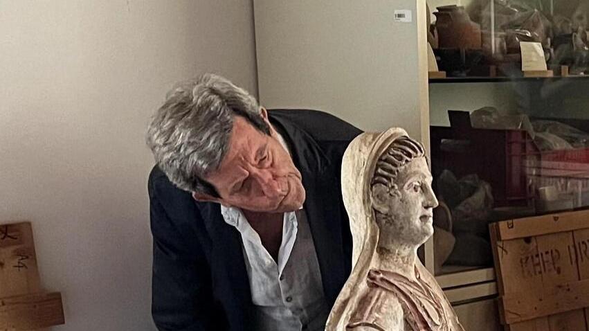 Il professor Maggiani mentre esamina un reperto archeologico: dal 2017 era vicepresidente dell’Istituto Nazionale di Studi Etruschi e Italici