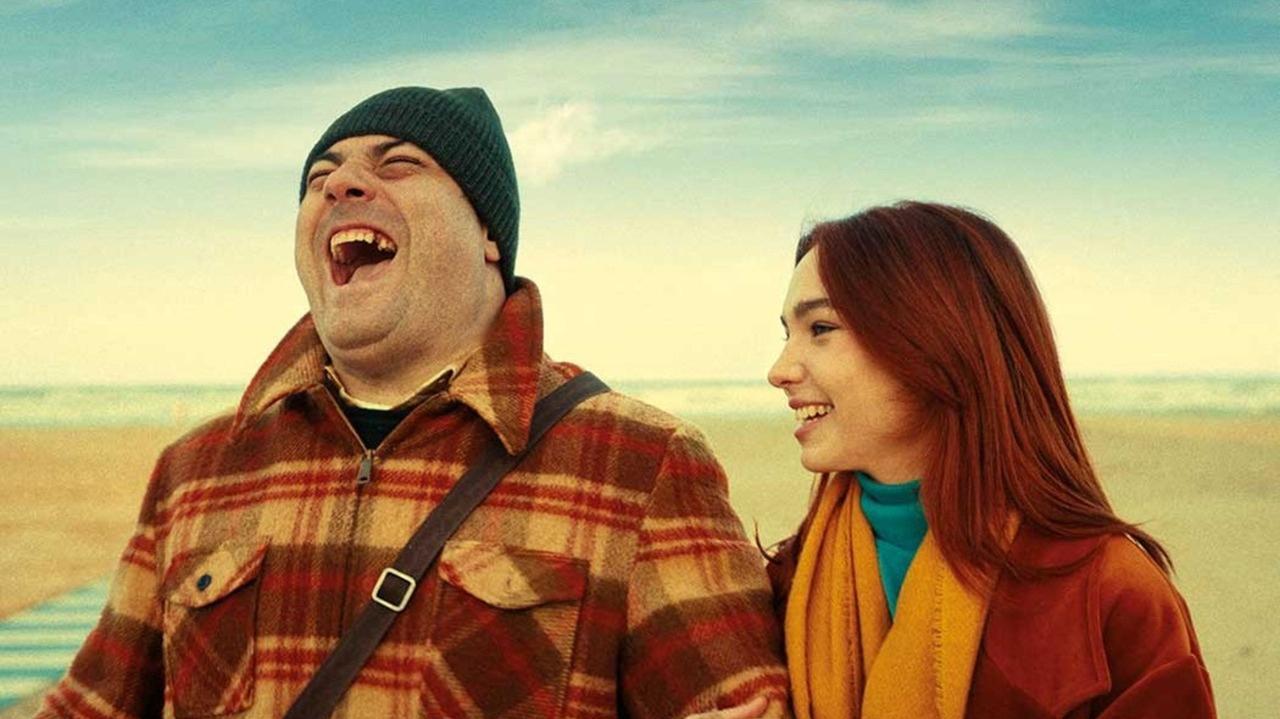 Yuri Tuci e Matilda De Angelis nella locandina del film “La vita da grandi” 