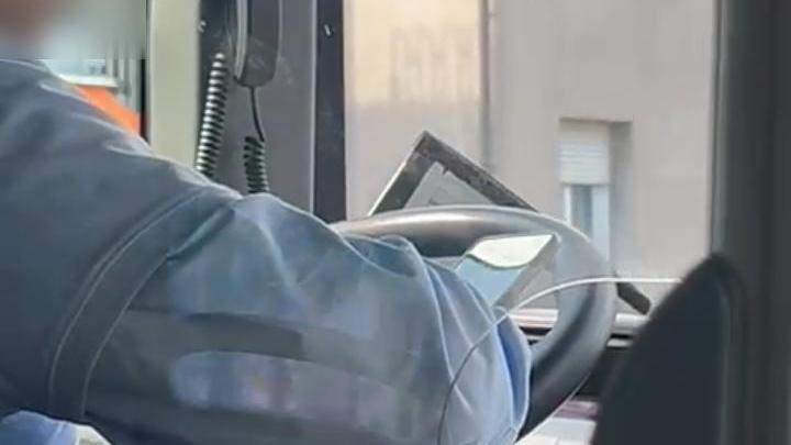 Autista del bus filmato mentre guida usando il telefono