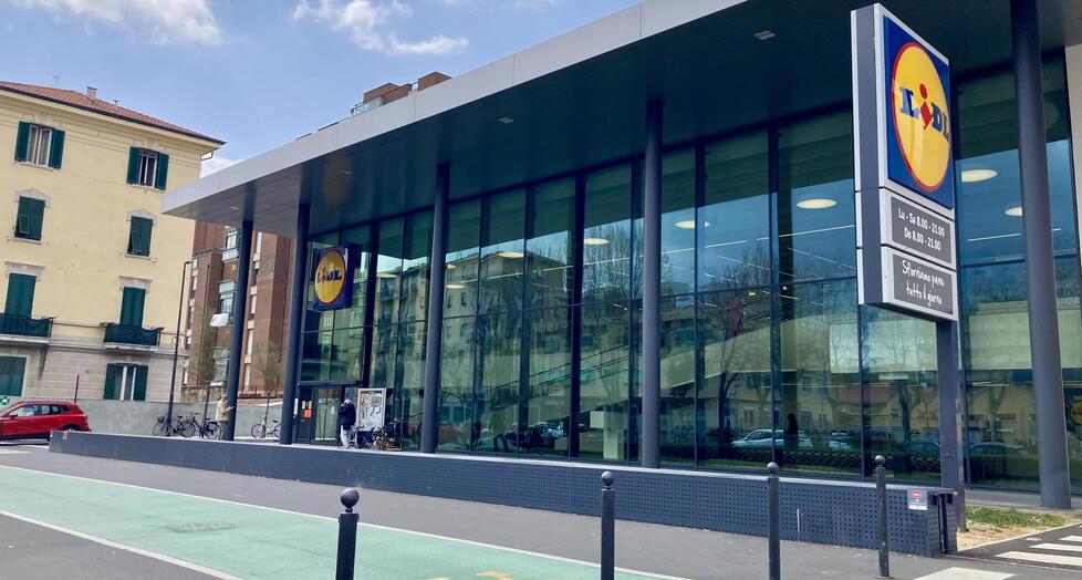 Livorno, schiaffi e morsi al commesso Lidl. I lavoratori: «Serve la vigilanza»