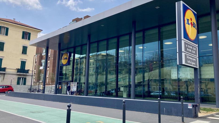 Livorno, schiaffi e morsi al commesso Lidl. I lavoratori: «Serve la vigilanza»