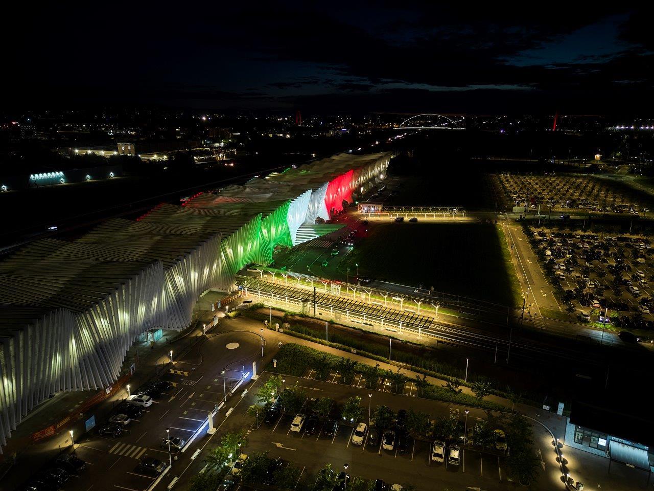 Festa della Repubblica, il tricolore compare sulla facciata della Mediopadana e della stazione storica