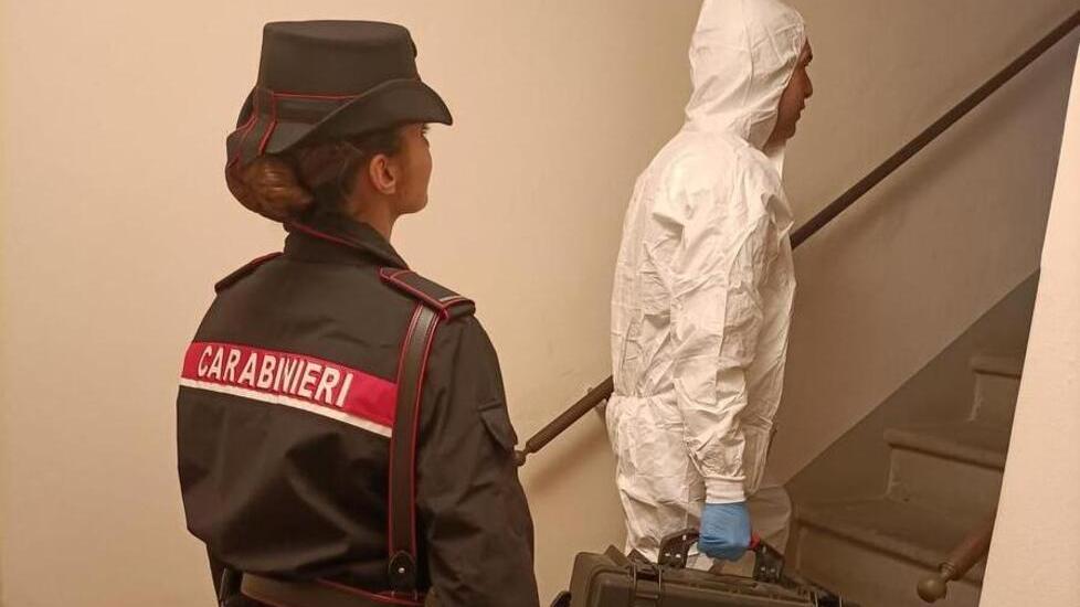 Il sopralluogo dei carabinieri nell’appartamento dove lo scrittore americano per l’accusa venne aggredito