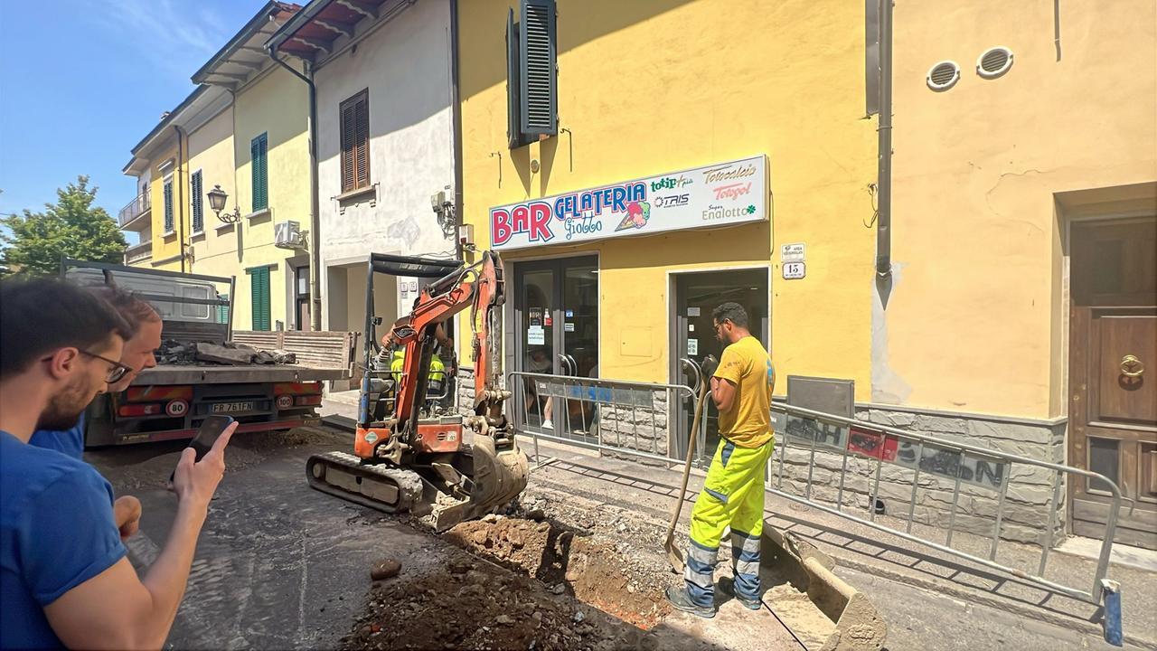 L'intervento di Publiacqua davanti al Bar Giotto di via Guazzalotri