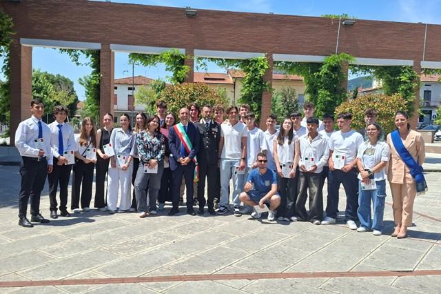 
	Il sindaco Simone Calamai coi diciottenni di Montemurlo

