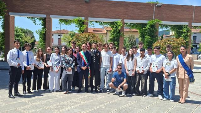 Il sindaco Simone Calamai coi diciottenni di Montemurlo