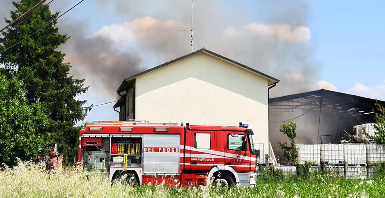 Casa a fuoco a Copparo, fumo nero visibile da chilometri di distanza
