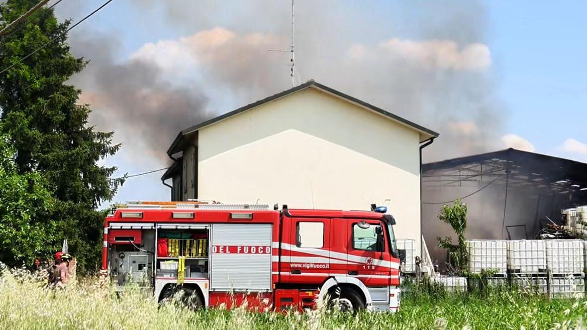 Casa a fuoco a Copparo, fumo nero visibile da chilometri di distanza