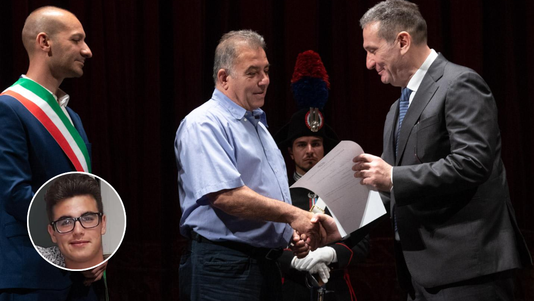 
	La consegna della benemeranza al padre di Alessandro Diana<em> (foto Mario Rosas)</em>

