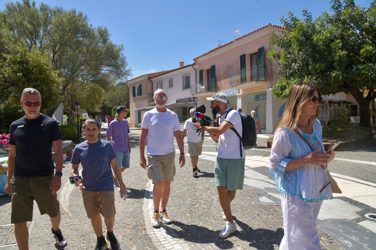 
	Aldo Serena (al centro) nelle vie di Porto Rotondo (foto Vanna Sanna)

