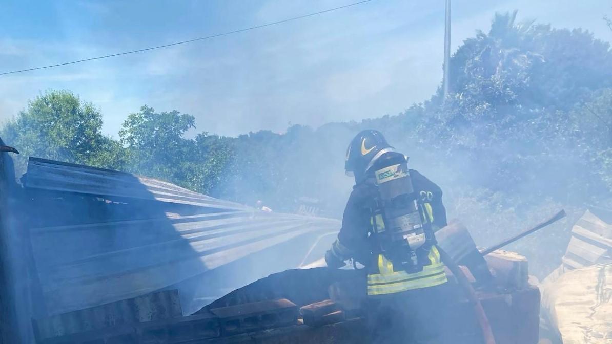 Sassari, fiamme in un garage: paura in una casa di campagna