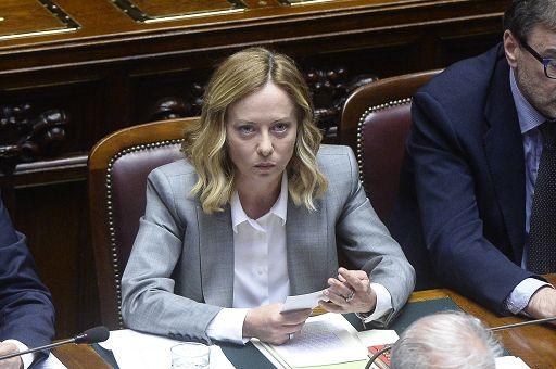 Post di minacce alla figlia di Meloni, il professore che le ha scritte ha tentato il suicidio