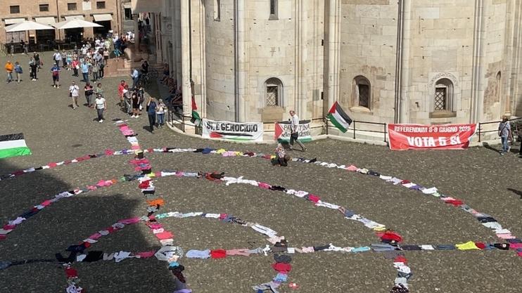 I vestitini dei bambini di Gaza sparsi in piazza Grande: così Modena dice no alla guerra