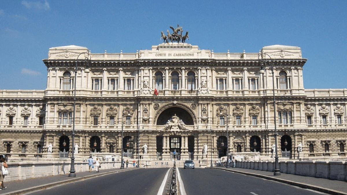 Scatti di anzianità non riconosciuti, impiegata di un liceo sassarese dichiara guerra al Miur