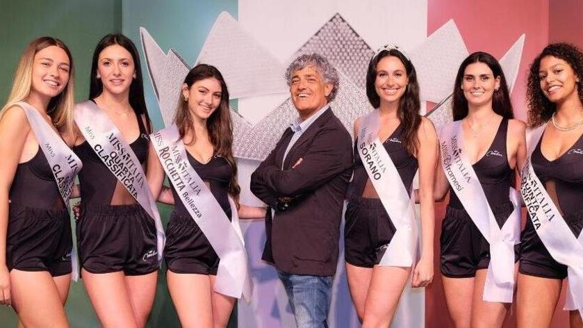 Cavani (terza da destra) e Artimisio (terza da sinistra) con Gennai e le altre finaliste