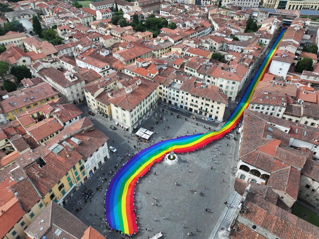 È tornata a sfilare per le strade di Prato la bandiera della pace più grande del mondo – Video