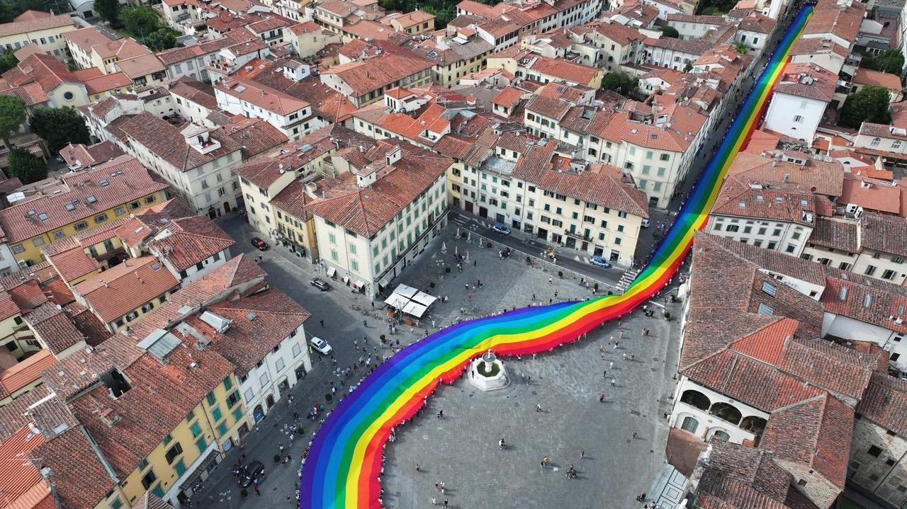 È tornata a sfilare per le strade di Prato la bandiera della pace più grande del mondo – Video