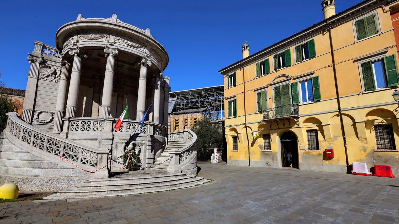 Il monumento ai Caduti realizzato dalla coop muratori San Felice