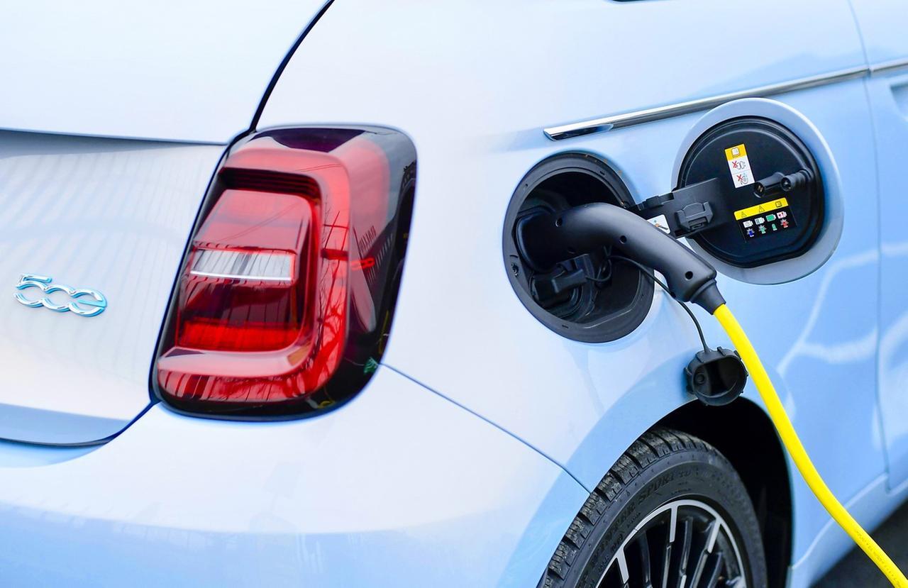 Incentivi per le auto elettriche, fino a 11mila euro a chi rottama l’auto: il bonus che studia il Governo