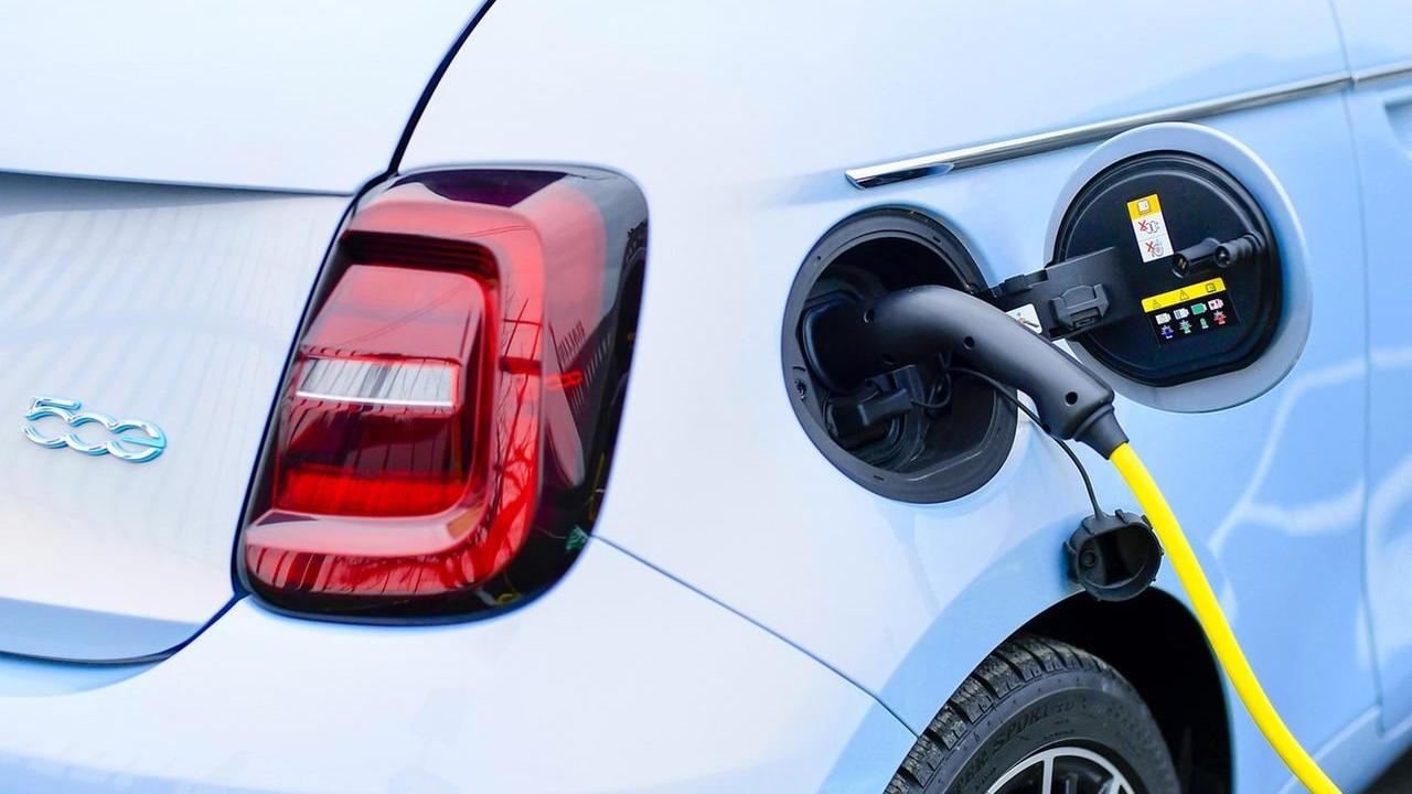 Incentivi per le auto elettriche, fino a 11mila euro a chi rottama l’auto: il bonus che studia il Governo