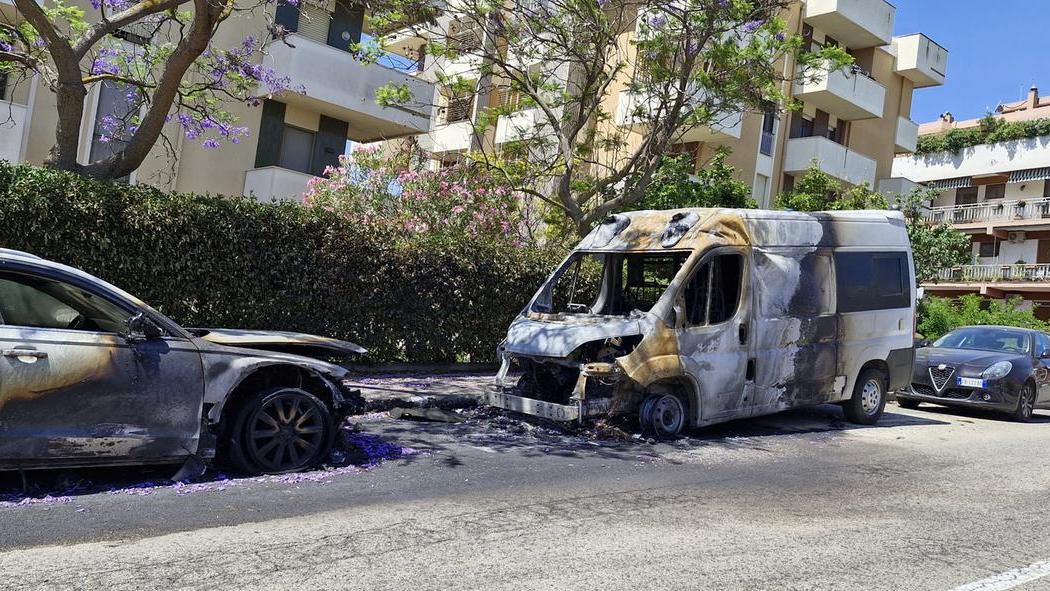Notte di fuoco nel Cagliaritano: distrutte due ambulanze di un’associazione di volontariato
