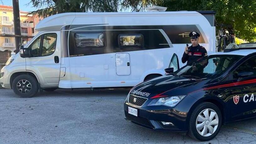 Controlli dei carabinieri su un camper (foto d'archivio)