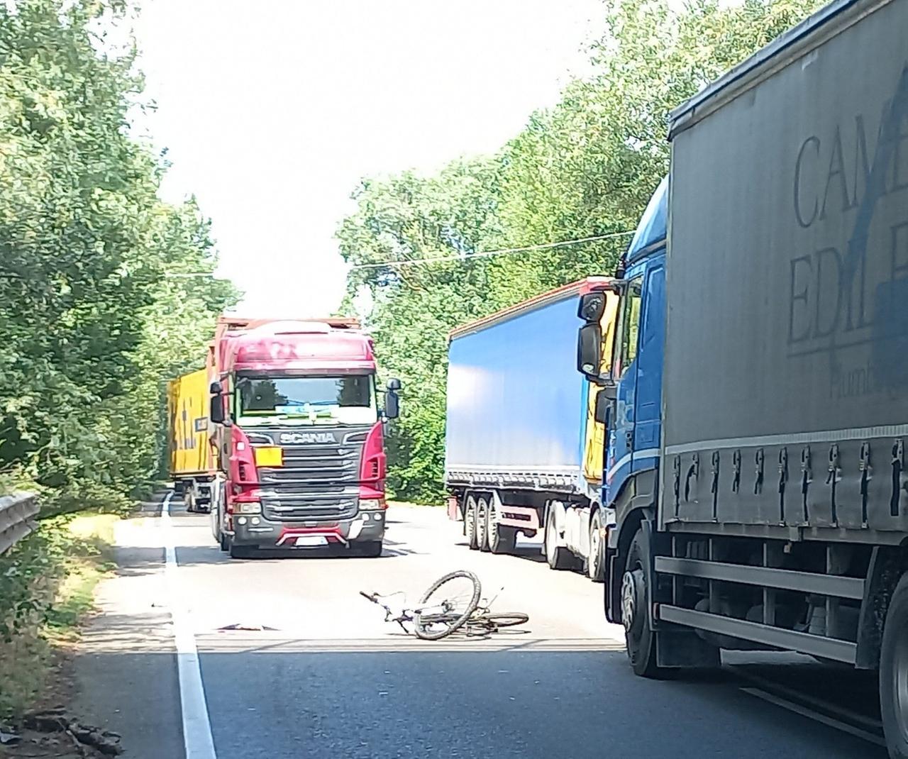 Incidente mortale sulla Cispadana a Gualtieri: ciclista travolto da un camion. Chi era la vittima
