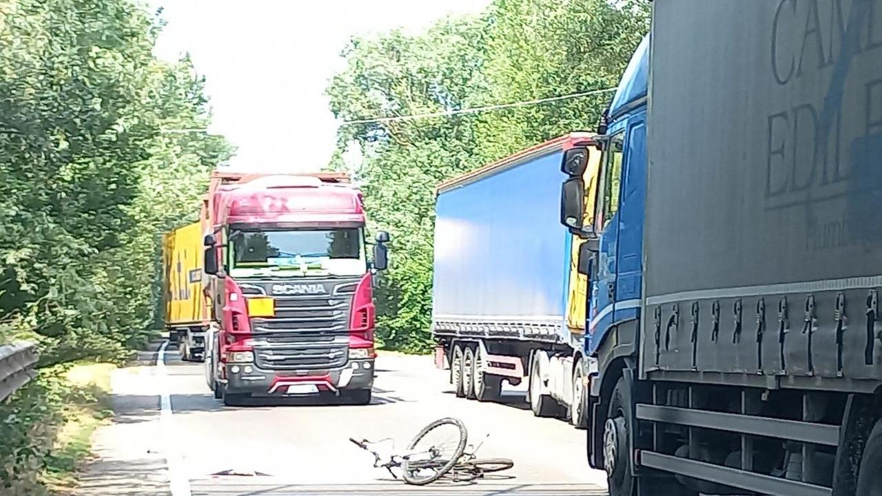 Incidente mortale sulla Cispadana a Gualtieri: ciclista travolto da un camion. Chi era la vittima