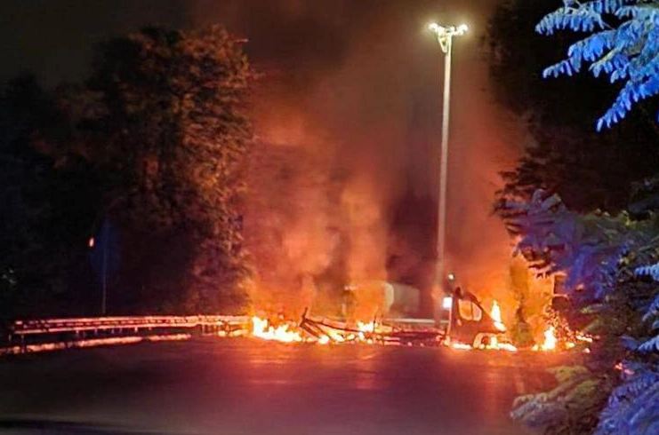 Commando assalta centro logistico, camion in fiamme e chiodi sulle strade
