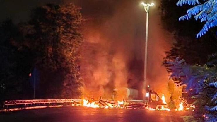 Commando assalta centro logistico, camion in fiamme e chiodi sulle strade