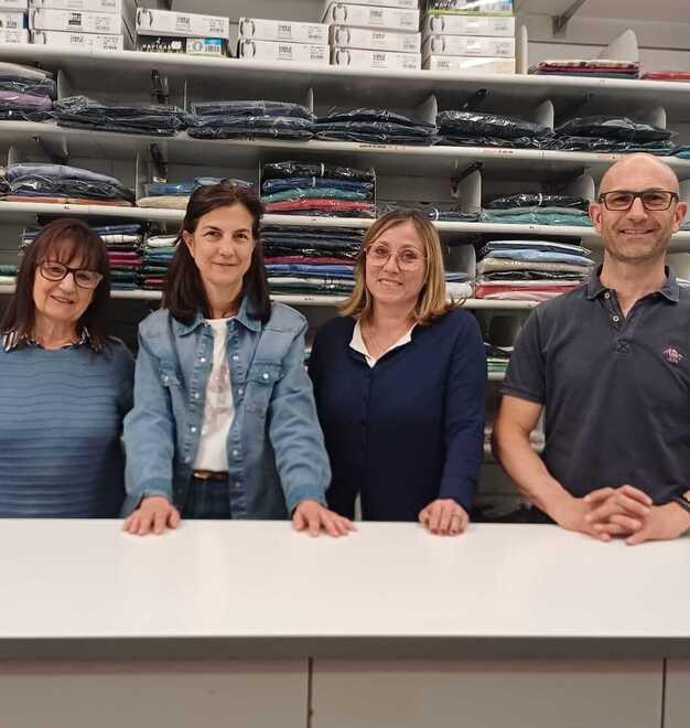 La famiglia che gestisce il negozio