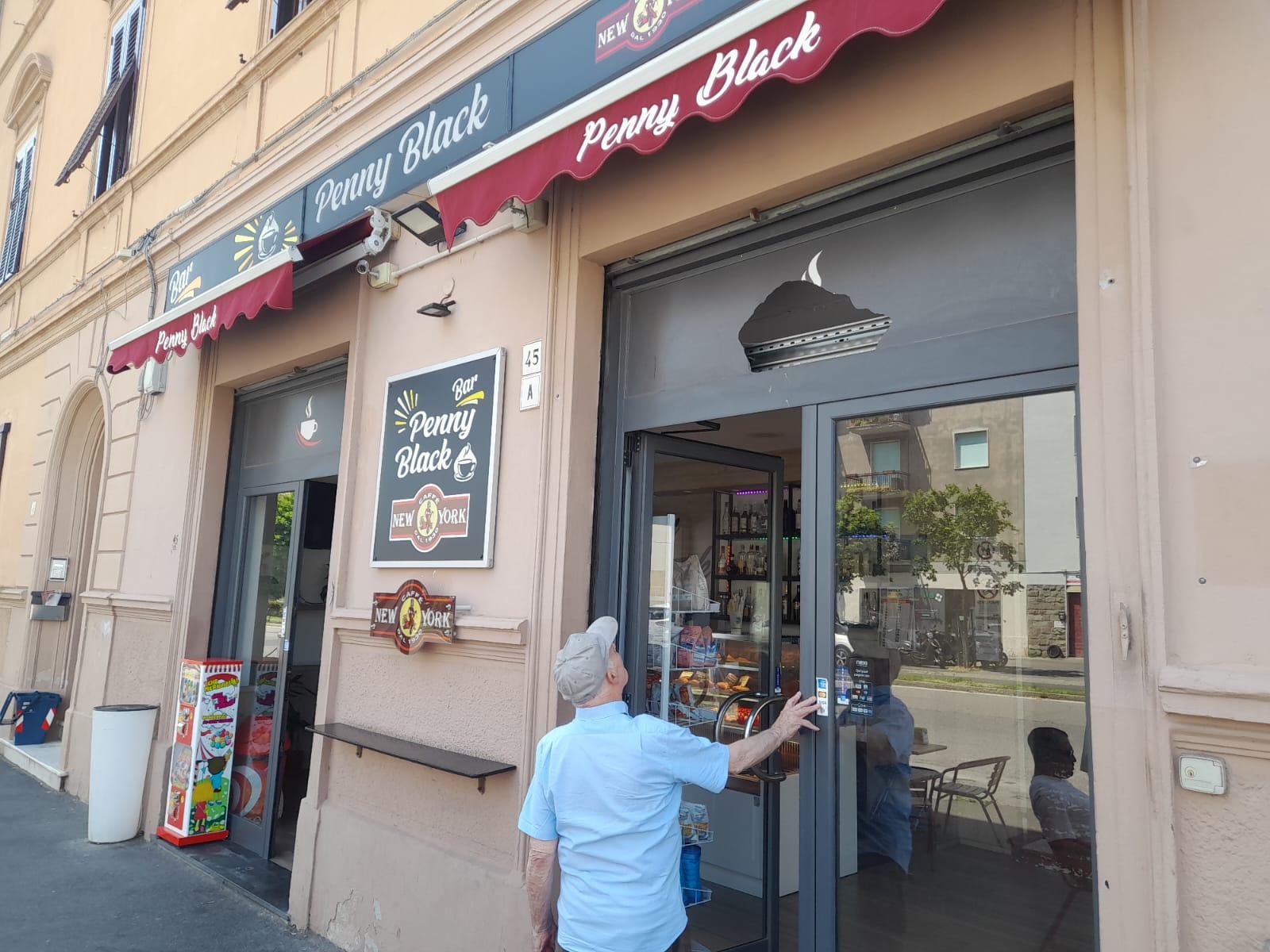 I danni al bar "Penny Black" di viale Ippolito Nievo