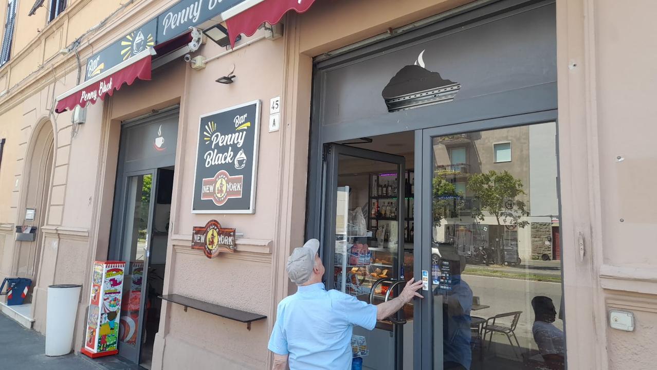 I danni al bar "Penny Black" di viale Ippolito Nievo