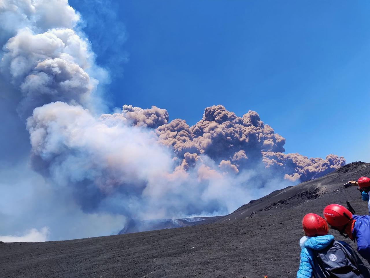 Due reggiani sull’Etna in eruzione: «Boati fortissimi, poi lama di fuoco, i lapilli»