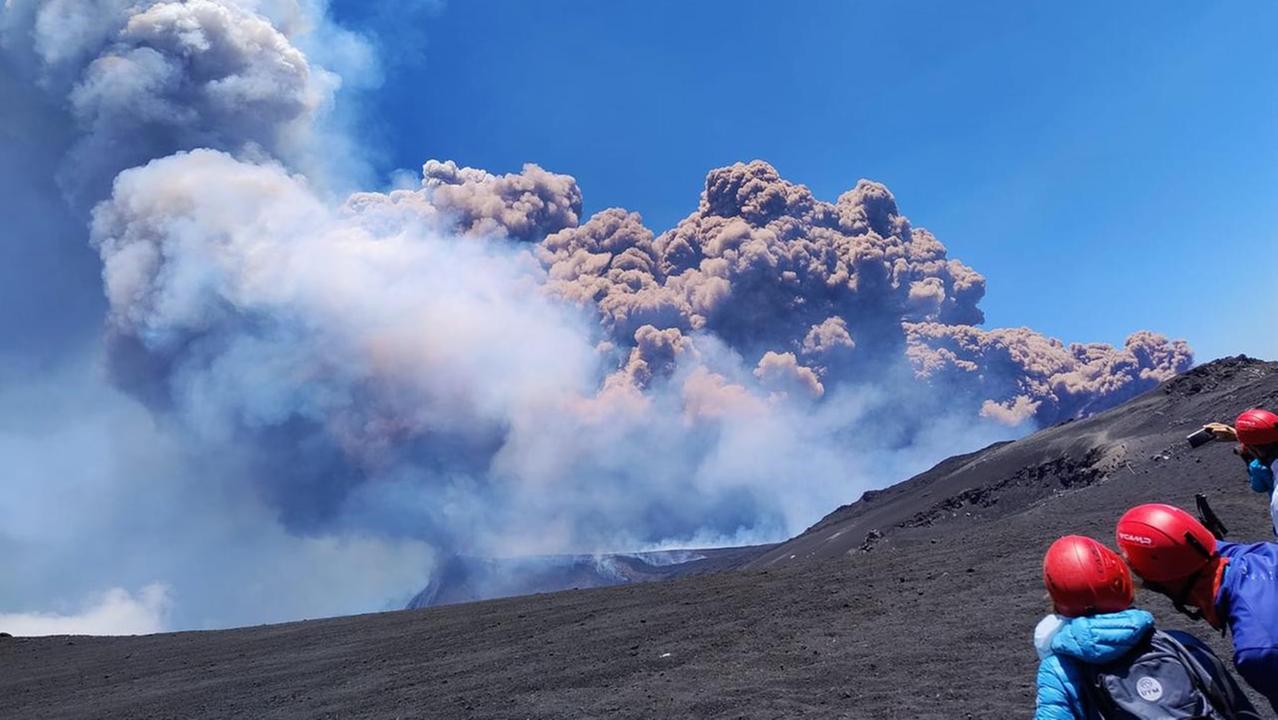 Due reggiani sull’Etna in eruzione: «Boati fortissimi, poi lama di fuoco, i lapilli»