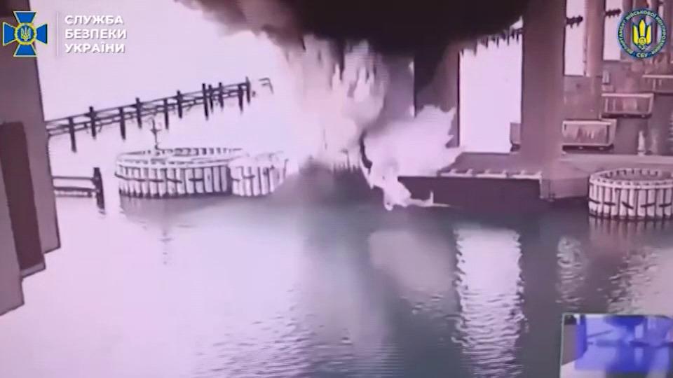 Ucraina, colpo al cuore della Crimea: 1.100 kg di esplosivo sotto il ponte. Come hanno fatto