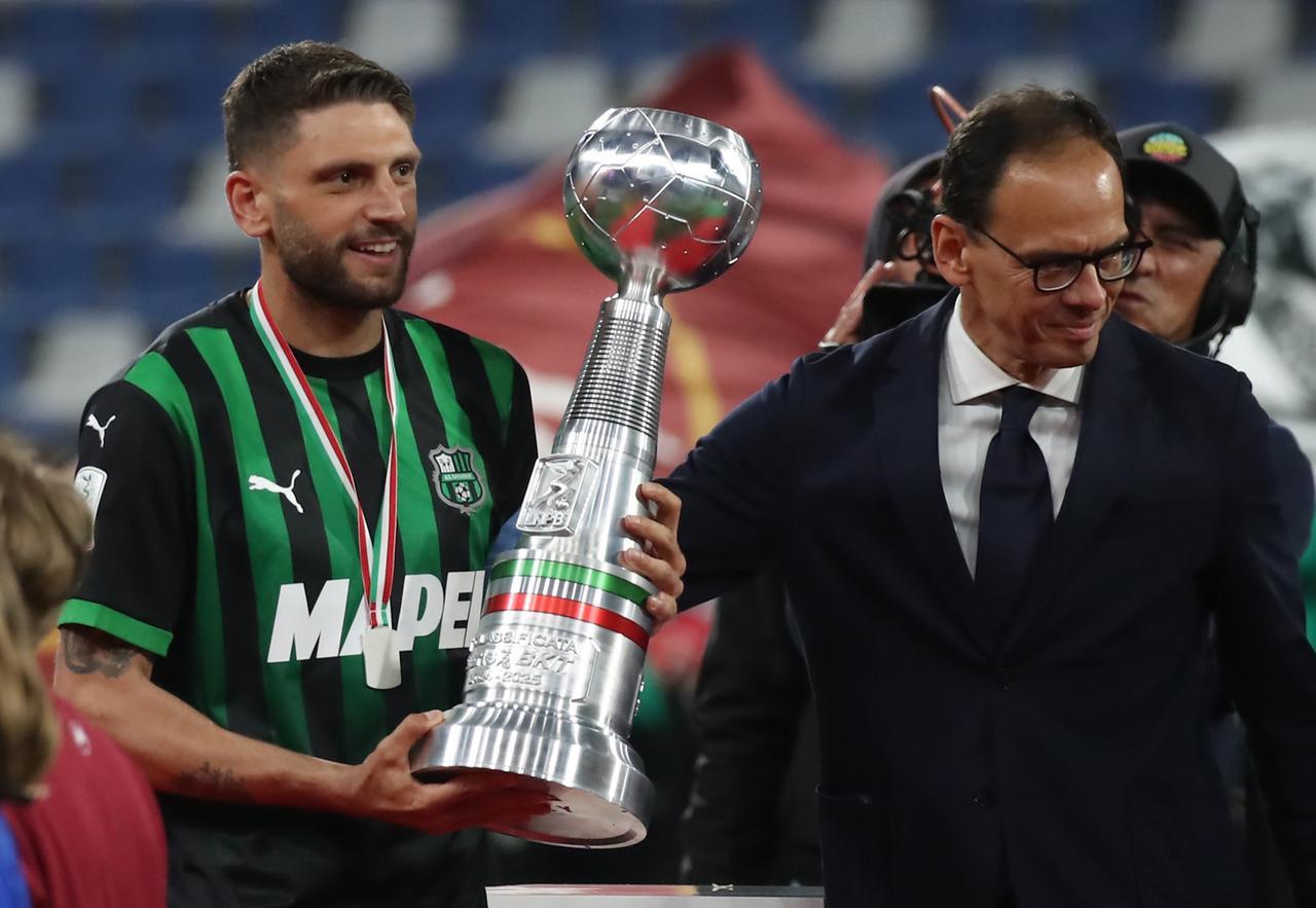 
	Berardi con la coppa per la vittoria del campionato

