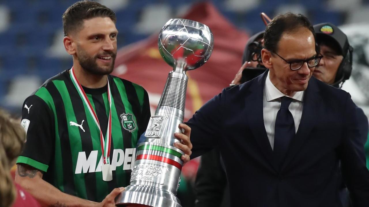 Berardi con la coppa per la vittoria del campionato