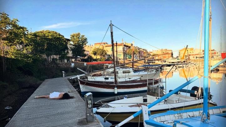 Stefdies, è nell’isola la ragazza che “muore” in giro per il mondo