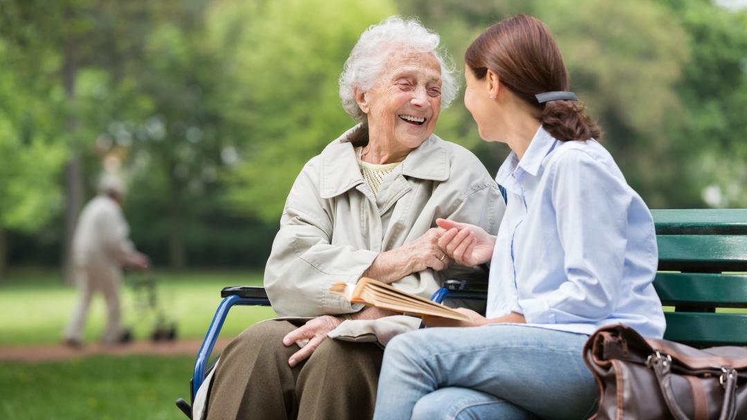 Leggono romanzi e curano le piante: «Siamo le dame di compagnia»
