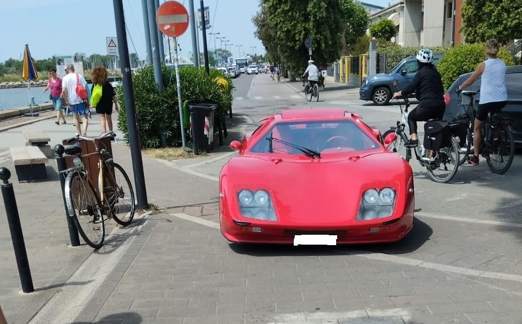 Lamborghini in sosta vietata sul viale. Proteste a Porto Garibaldi