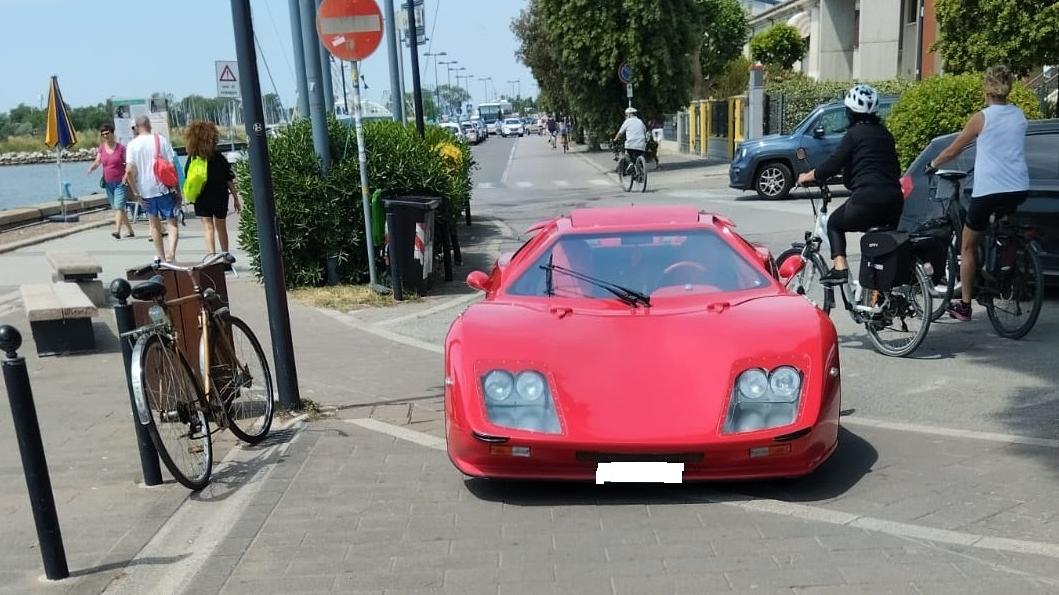 Lamborghini in sosta vietata sul viale. Proteste a Porto Garibaldi