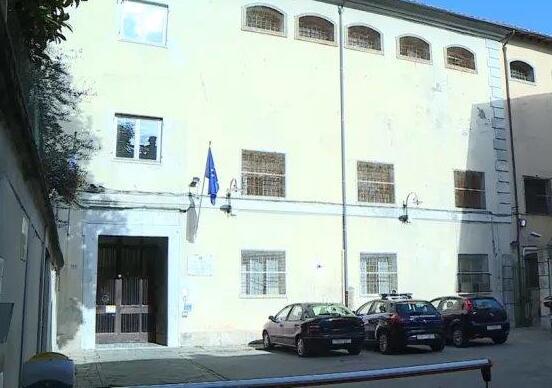 Lucca, stalker-piromane evade dai domiciliari e viene trovato con una bottiglia di benzina: condannato